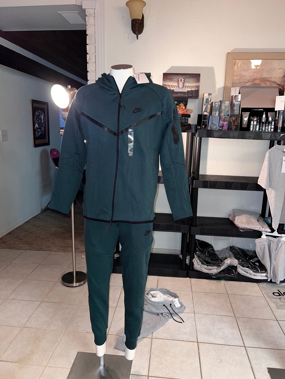 Men’s  Nike tech dark green medium